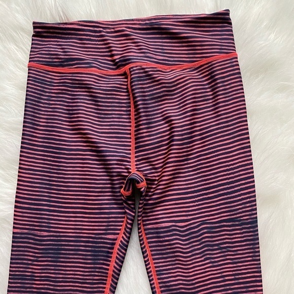 Under Armour Capri Leggings Womens Size Small Compression HearGear - Picture 2 of 6